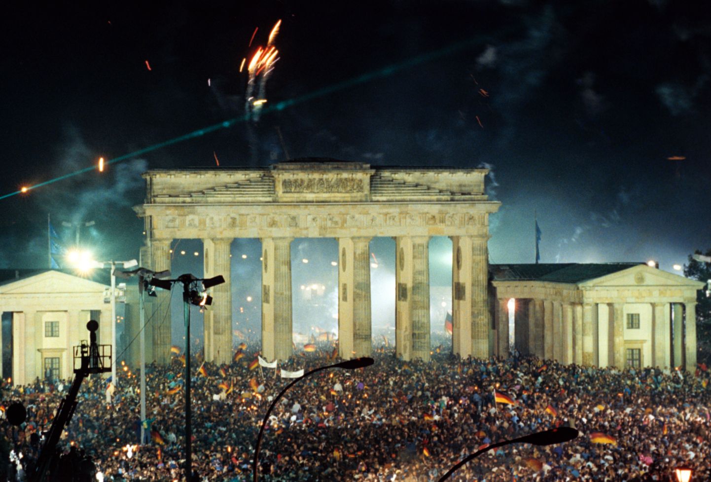 Rahvahulk tähistamas Berliinis Brandenburgi värava ees Saksamaa taasühinemist 3. oktoobril 1990