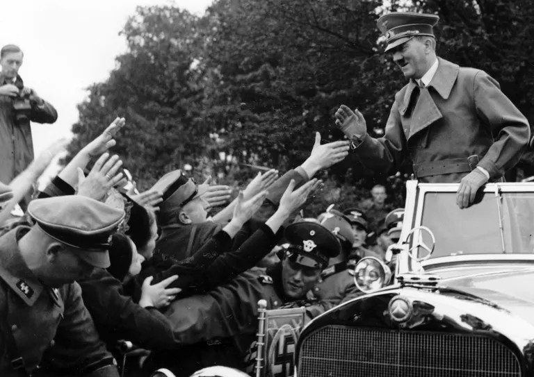 Adolf Hitler tervitamas rahvast oma Mercedes-Benzist.
