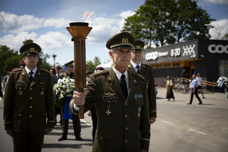 Eesti reservohvitseride kogu 25. aastapäeva tähistamise üritused algasid mälestusjumalateenistusega Tori kirikus.