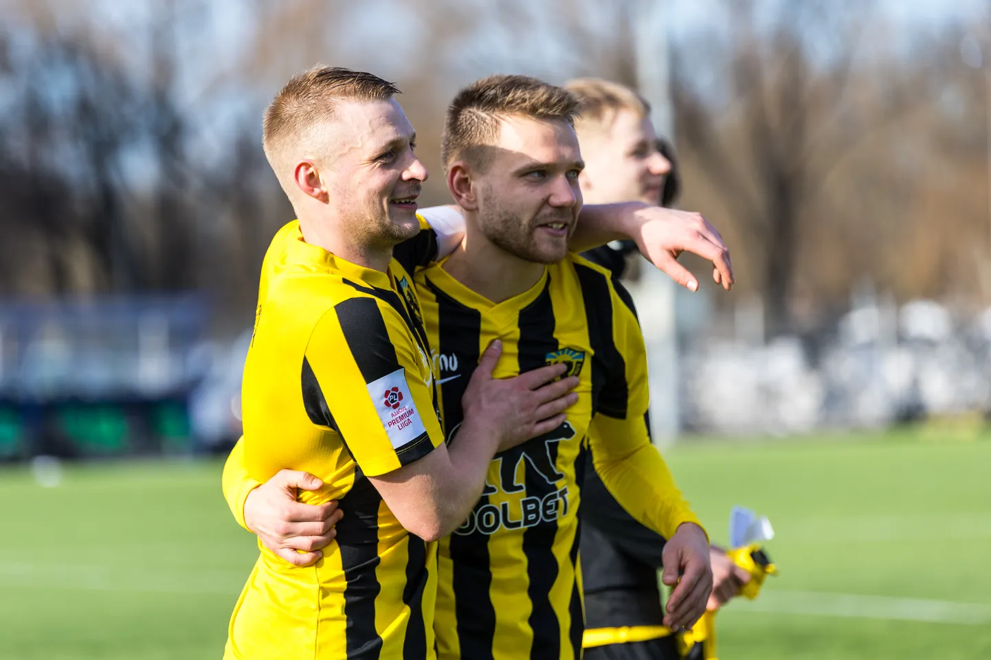Pärnu Vapruse kapten Magnus Villota (vasakul) ja FC Florale võiduvärava löönud Henri Välja.