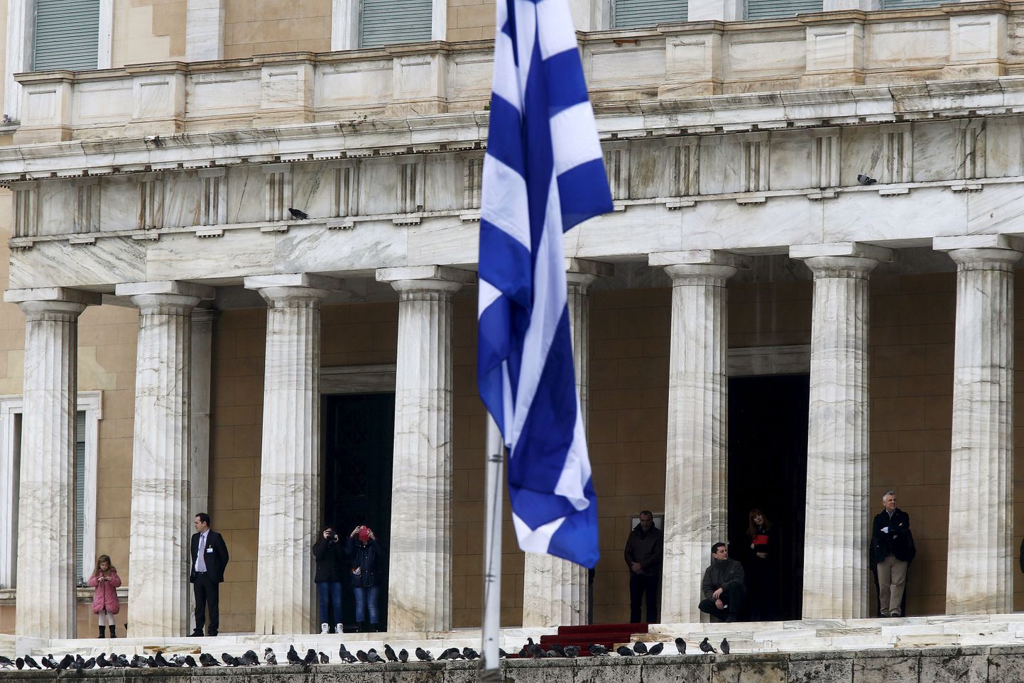 Флаг Греции перед зданием парламента в Афинах.