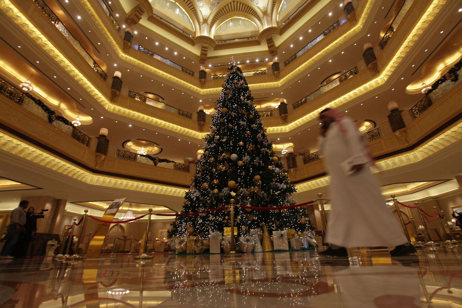 11 miljonit dollarit maksev jõulupuu Emirates Palace hotellis Abu Dhabis