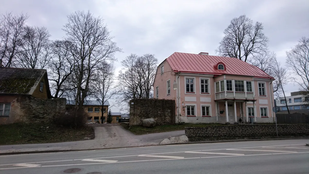 Tondi, endine Springthali suvemõis. Paremal valmiv koolihoone.