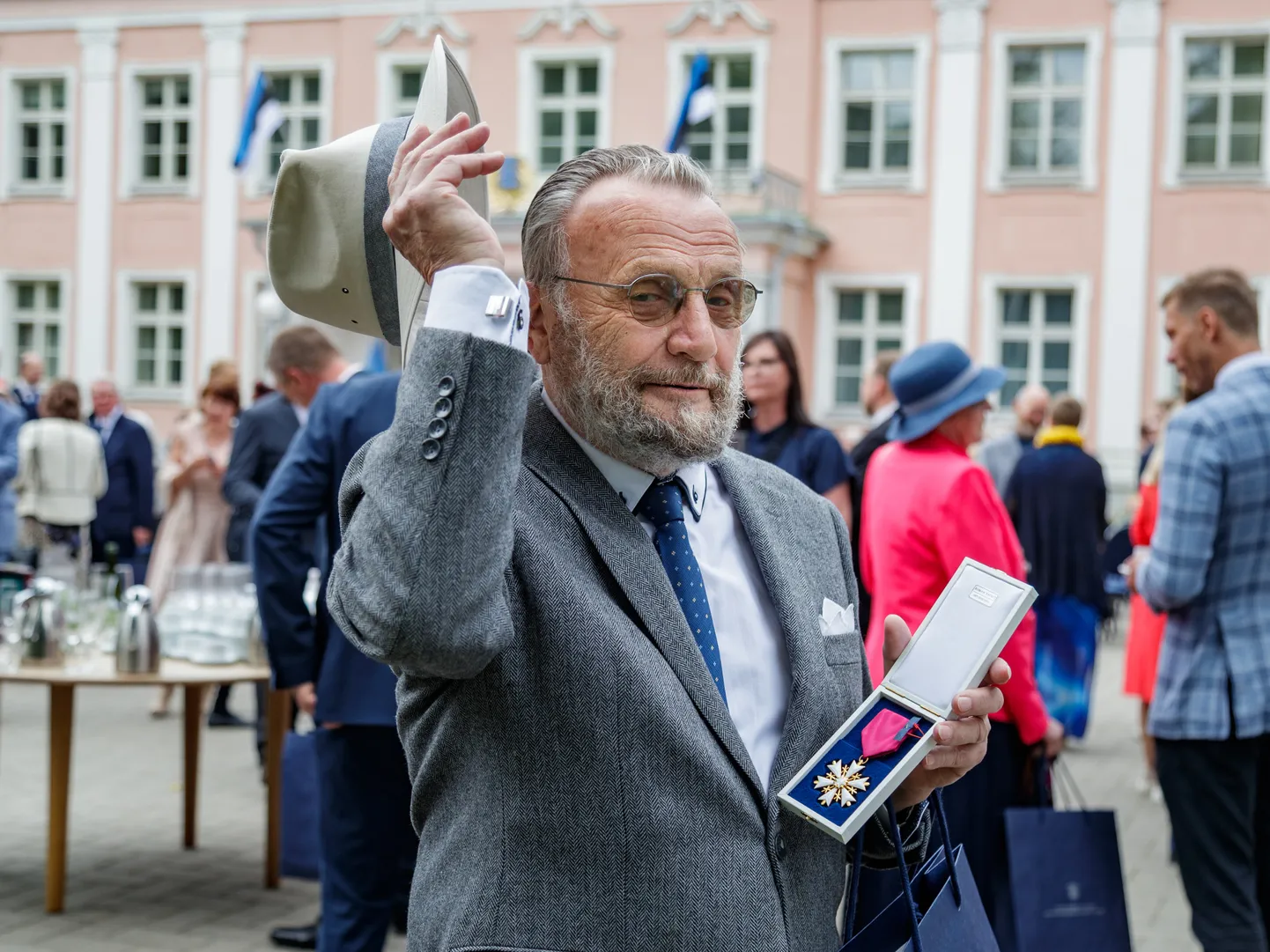 1970ndate keskpaiku luges Andres Ots ühe lavastuse jaoks sisse Eestist pärit prantsuse vastupanuliikumise võitleja Boris Vildé hüvastijätukirja. Tõlkes kõlas selle kirja viimane lause: "Ma õnnistan oma elu nende kingituste eest, millega ta mind on üle külvanud." Vanameister mõtleb tihti nende sõnade peale.