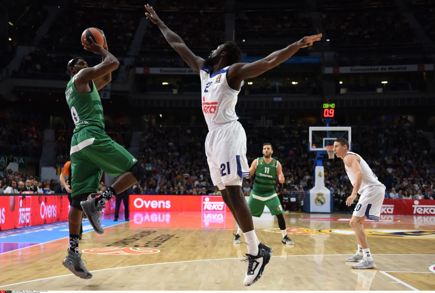 Panathinaikose Chris Singleton (vasakul) mängus Madridi Realiga.