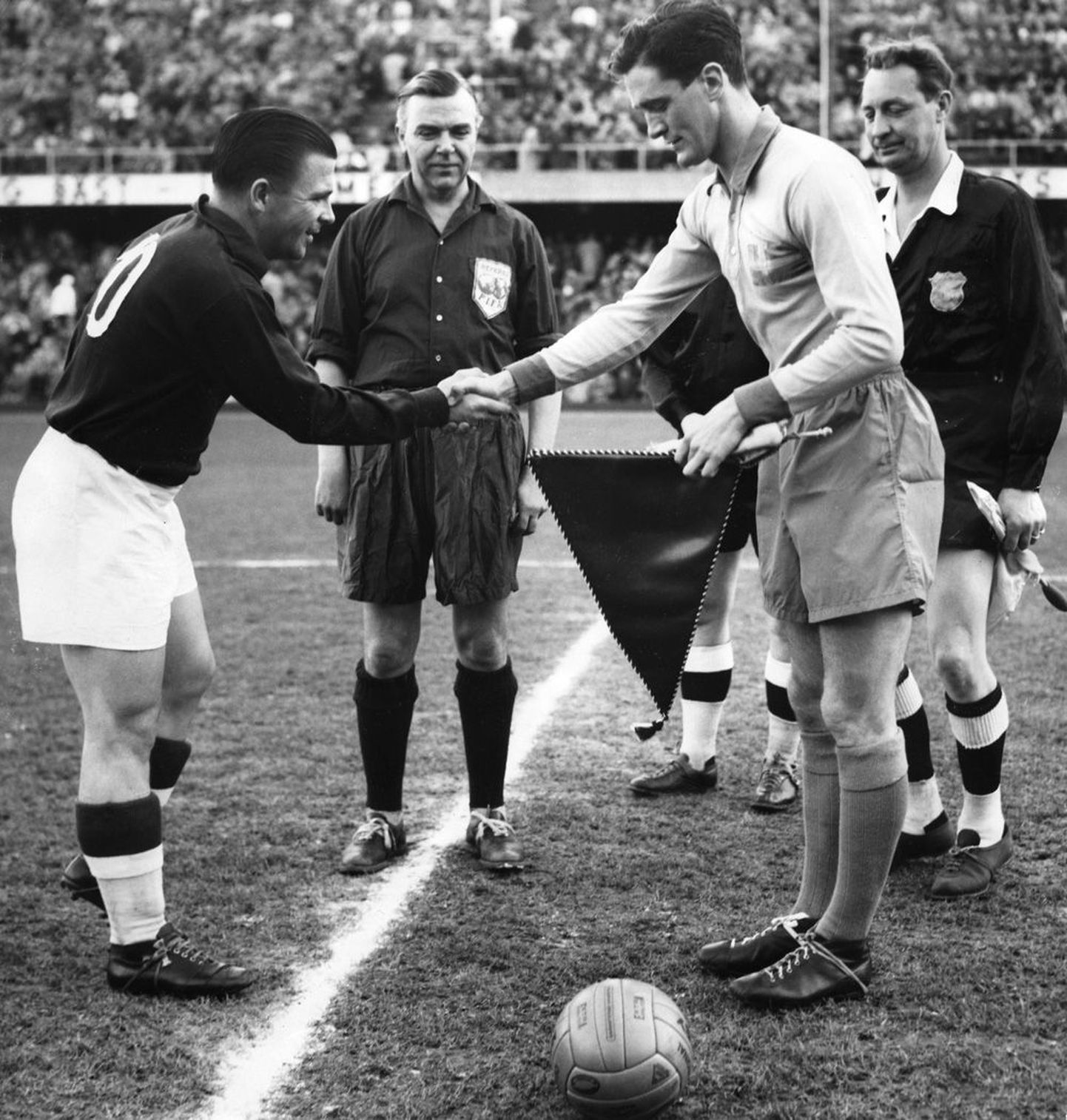 Ungari kuulsaima jalgpalluri Ferenc Puskase (vasakul) saavutused ja mälestus elavad madjarite maal endiselt edasi ning nende saavutuste kordamiseks panustab riik jalgpalli suuri summasid. Foto aastast 1955.