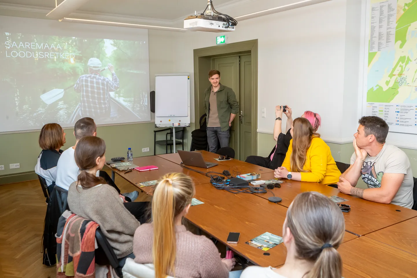 Saaremaa loodusretkede eestvedaja Karl Jakob Toplaan tutvustas kanuumatkade teenust.