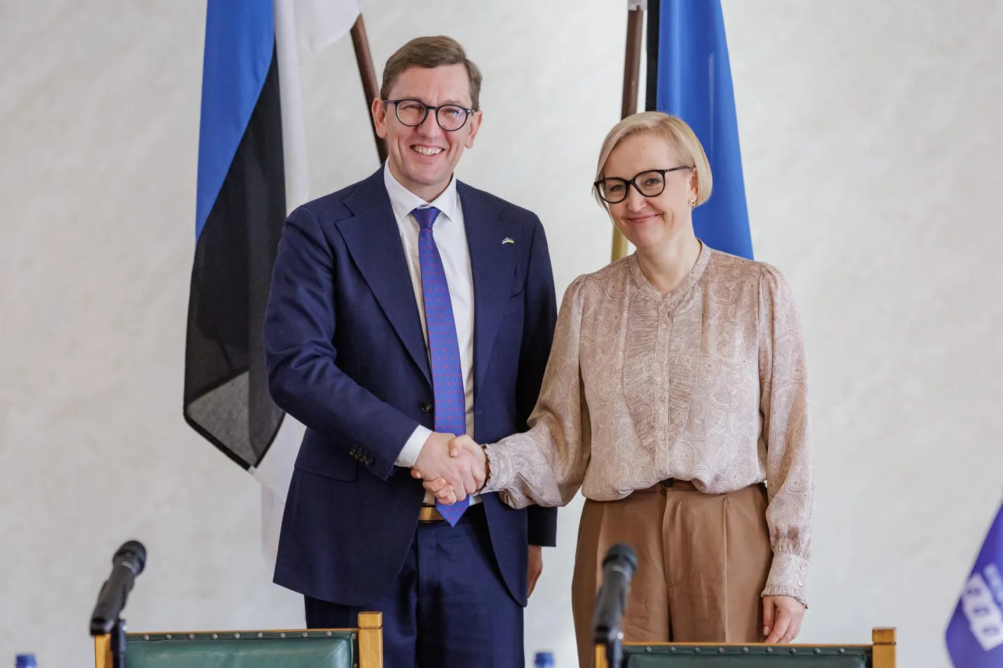 Koalitsiooni aluslepingu allkirjastasid Eesti 200 juht Kristina Kallas ja Reformierakonna esimees Kristen Michal.