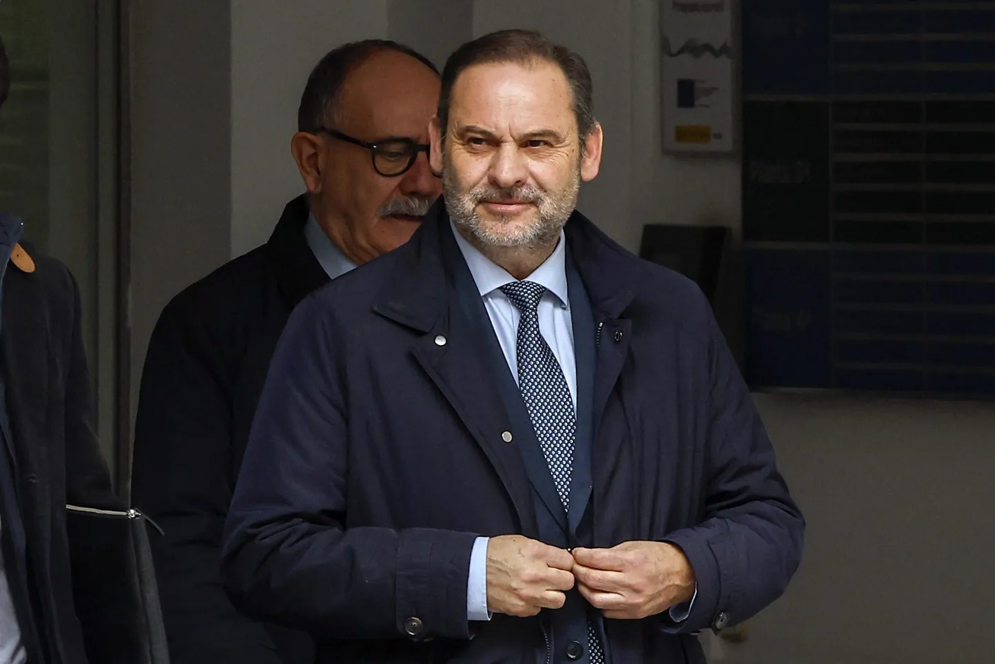 Hispaania endine transpordiminister José Luis Ábalos lahkub kohtust, mis uurib tema võimalikku korruptsiooni seoses hangetega Covid-19 pandeemia ajal.