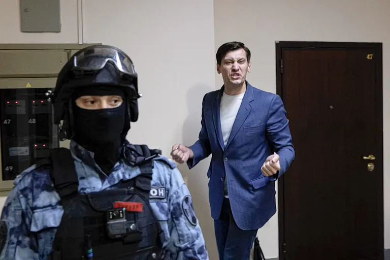Российский оппозиционер Дмитрий Гудков в подъезде своего дома после обыска. Бывший депутат Госдумы покинул Россию. 10 февраля 2023 года он был включен в реестр иностранных агентов Минюста РФ.