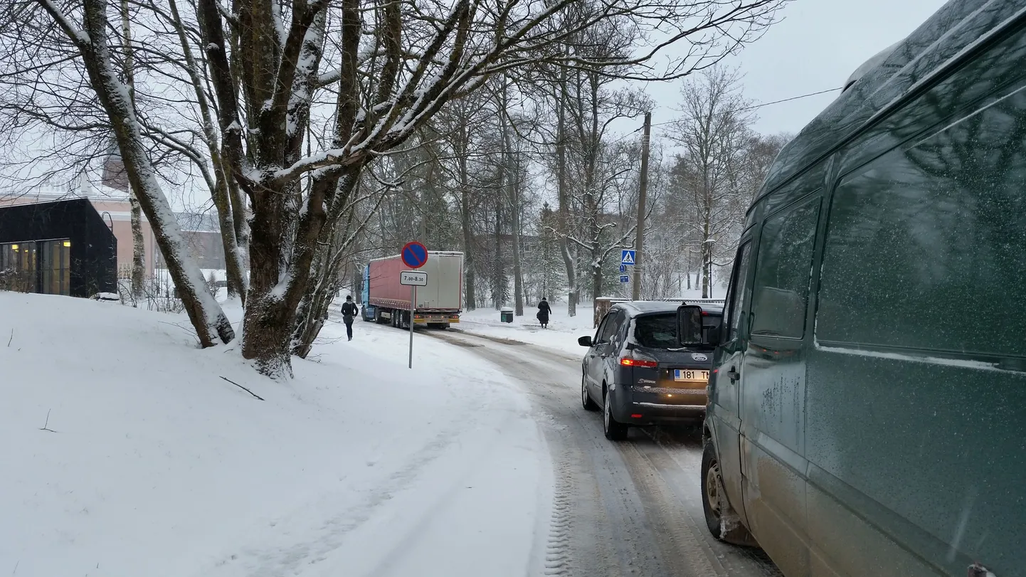 Libeda tõttu hätta sattunud veok takistas Hariduse tänaval liiklust.
