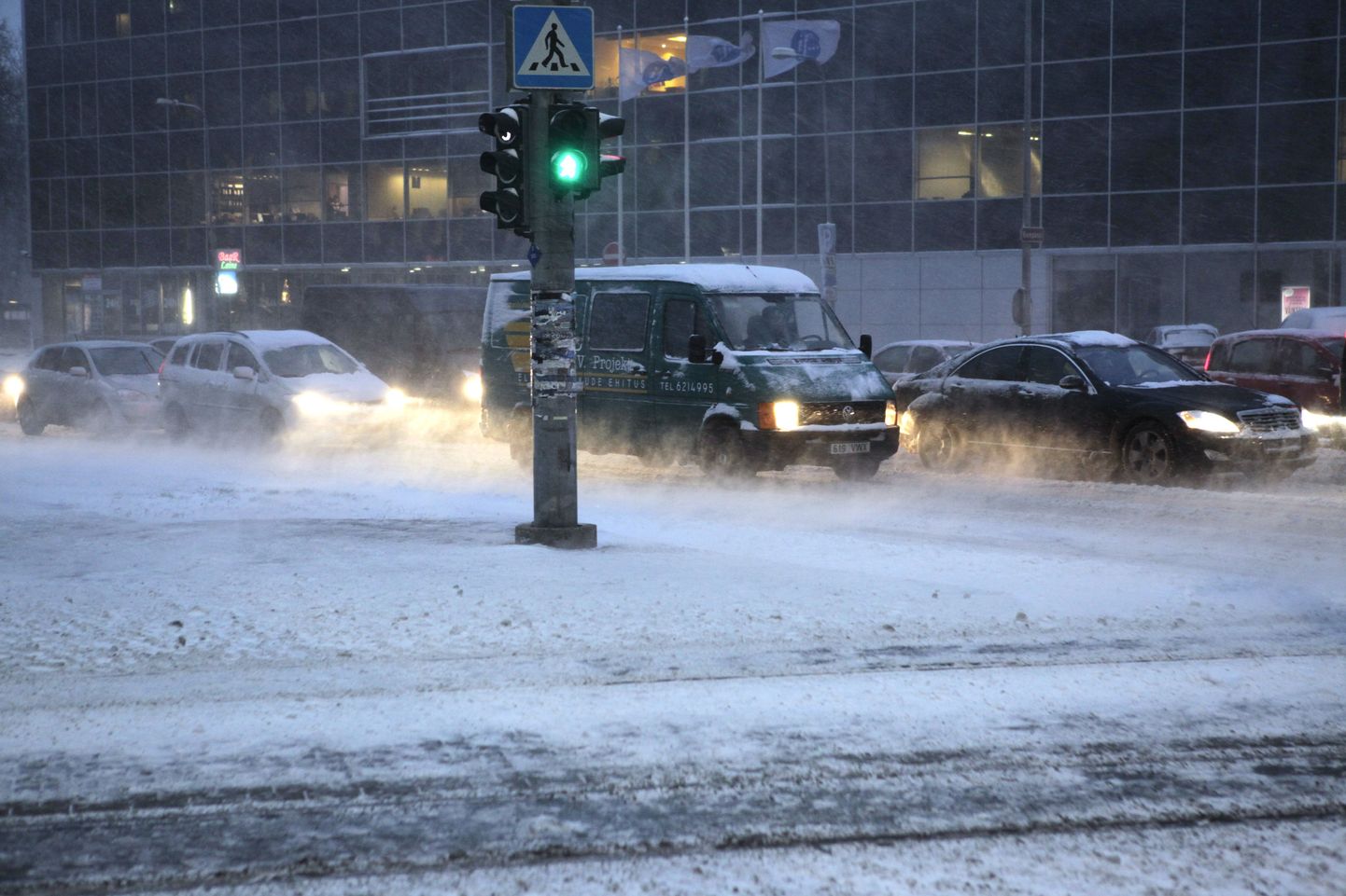 Tuisk ja lumi Tallinna kesklinnas.