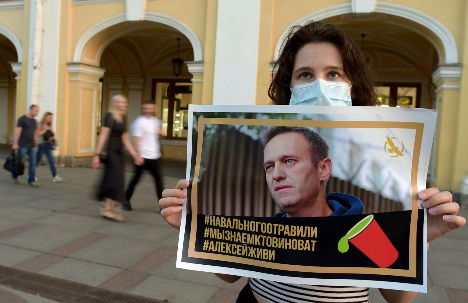 Naine Peterburi tänaval hoiab käes plakatit, mis avaldab toetust Aleksei Navalnõile. 