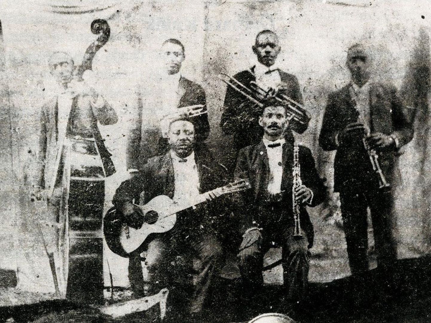 Džässmuusika ametlikuks sünniks loetakse Buddy Boldeni (1877–1931) bändi asutamist 1895. aastal. Selleks ajaks oli see muusikastiil jõudnud oma evolutsiooni teise aastasaja lõpupoole. Foto bändist 1905. aastal. Bolden tagareas vasakult teine.