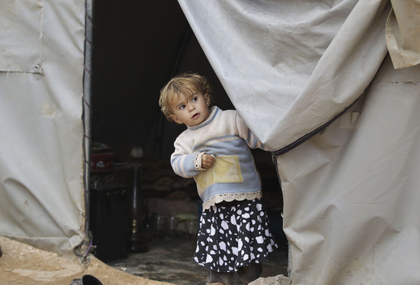 Väike tüdruk Süürias Jarjanazi põgenikelaagris.