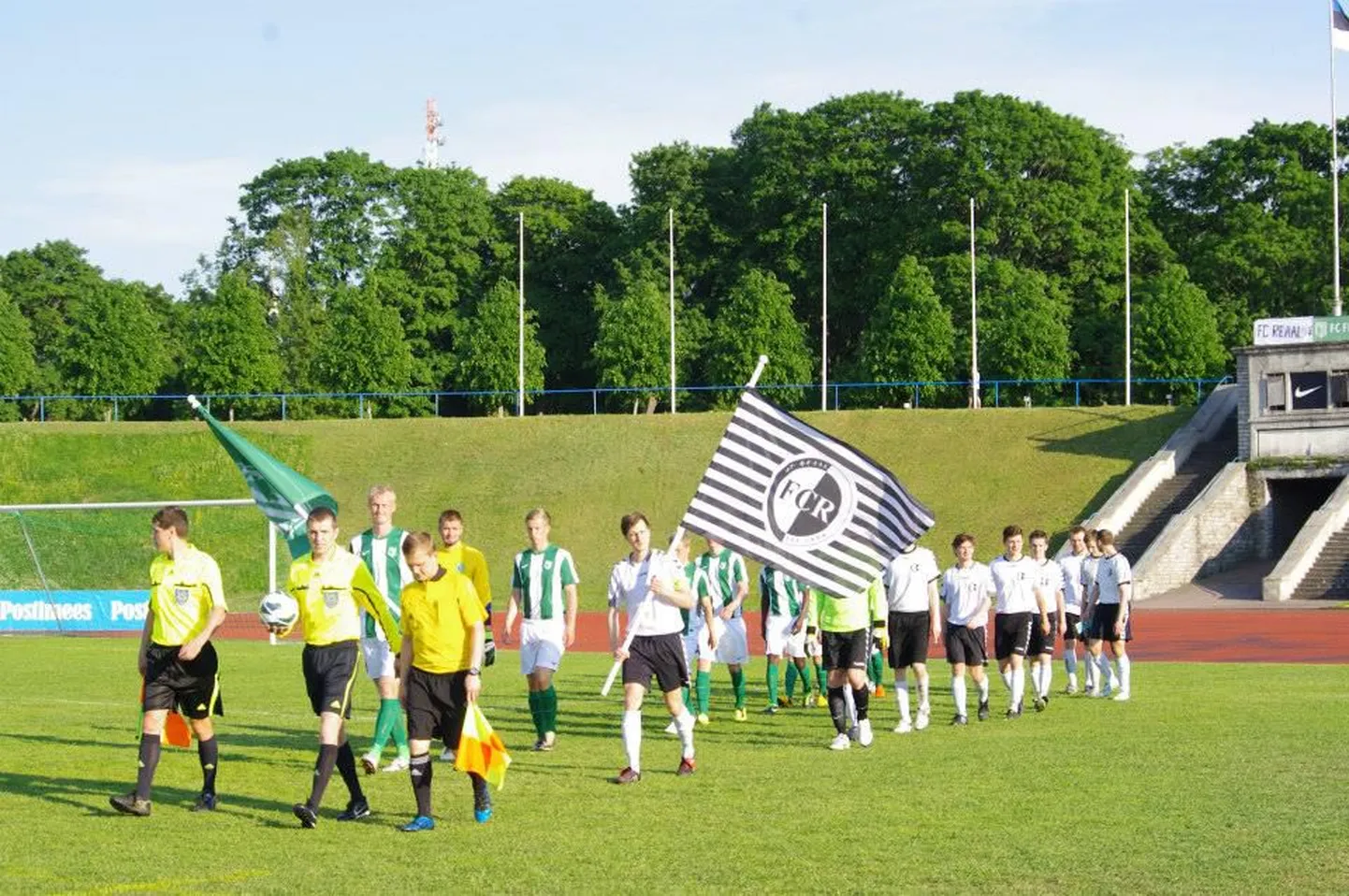 FC Reaal ja FC Flora väljakule marssimas