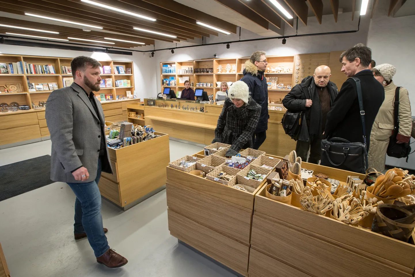 Narva linnuse uus piletikassa ja suveniiripood on valmis; idatiiva näituseruumidele ja ürituste saalidele annavad ehitajad viimast lihvi ning algab kibe töö ekspositsiooni kallal.