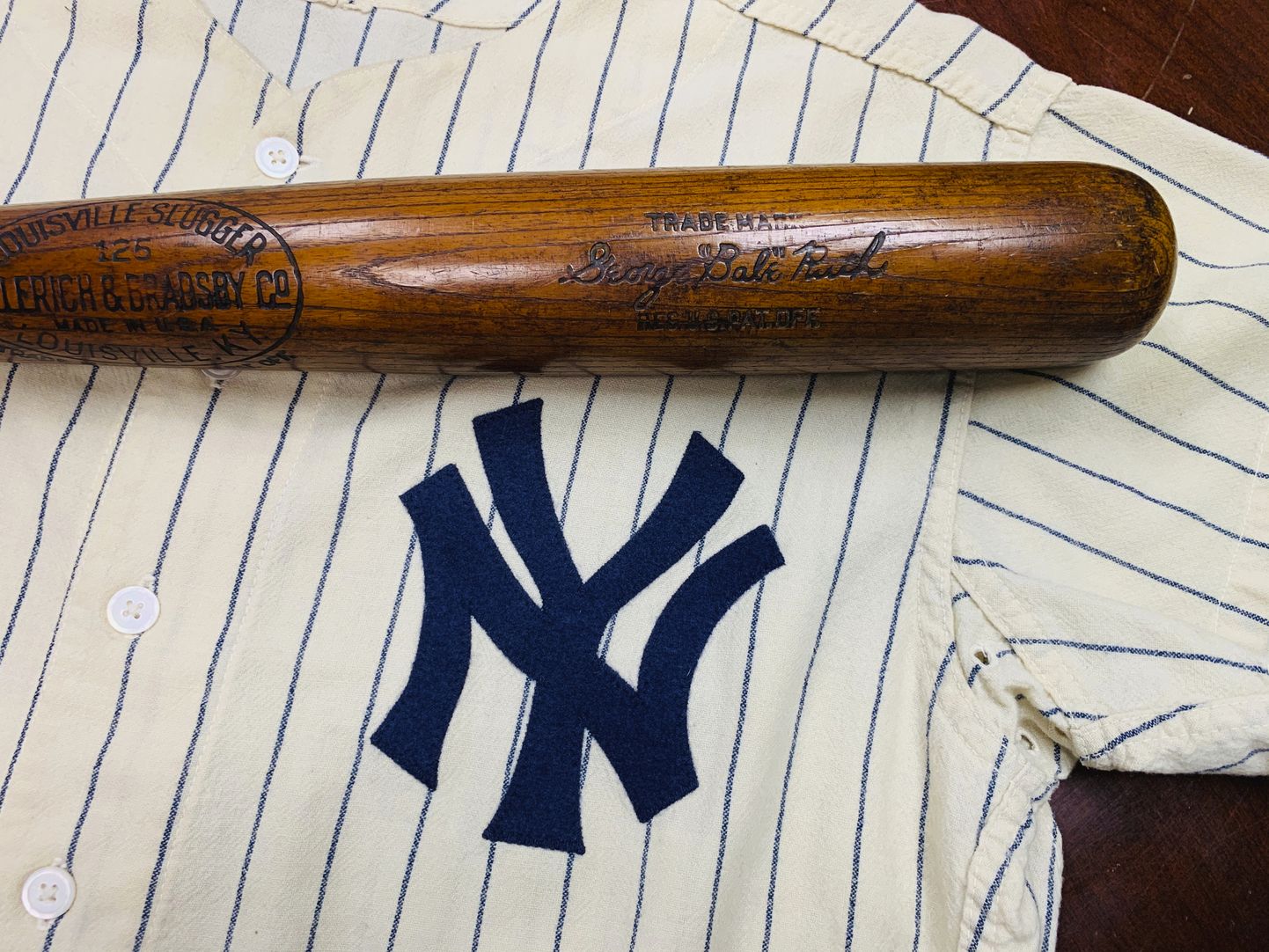 Babe Ruthi New York Yankeesi särk ja kurikas.