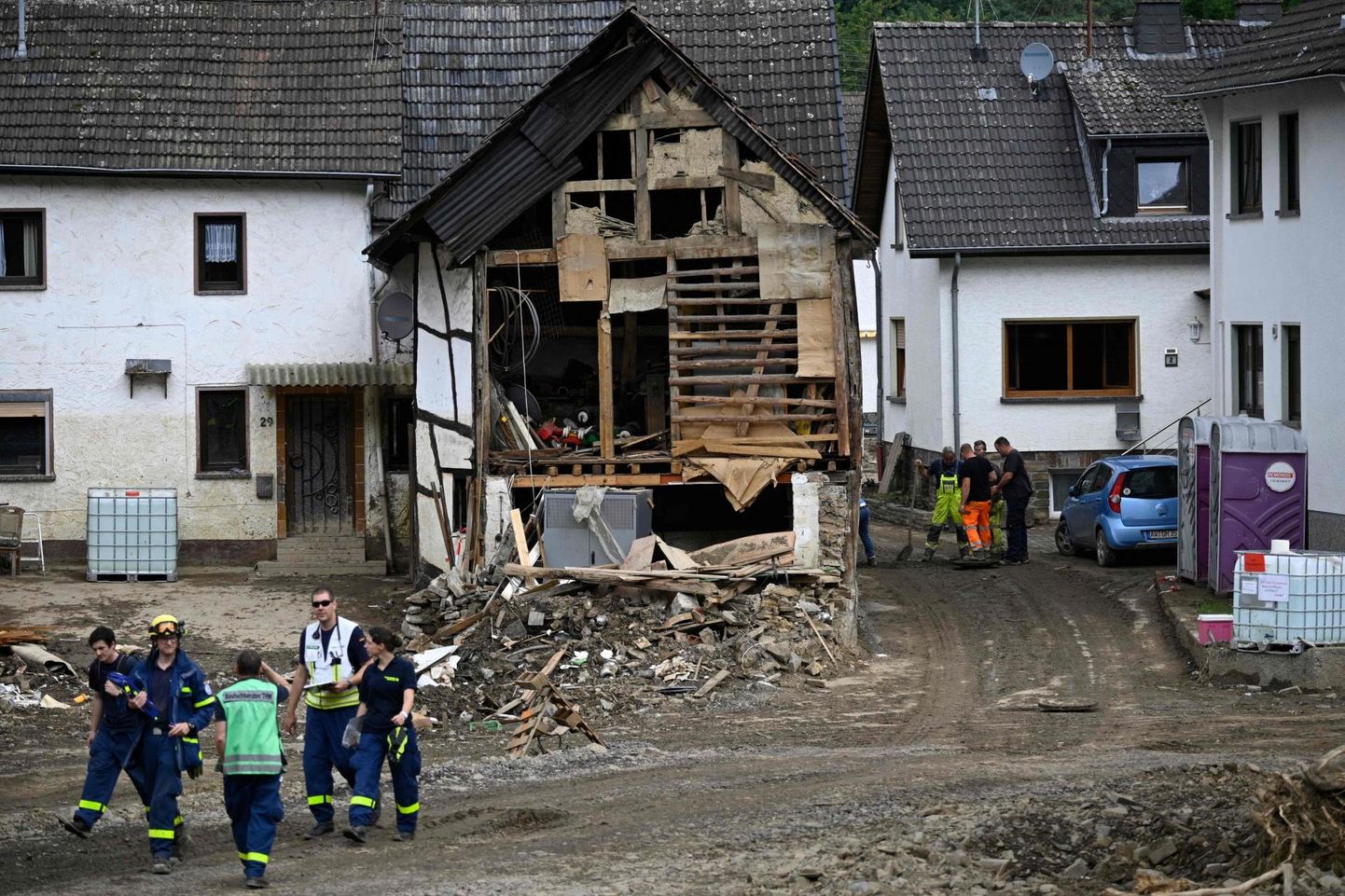 Tehnilise Abi Organisatsiooni (THW) abitöötajad tulvades kannatada saanud Schuldi külas Bad Neuenahr-Ahrweileri linna lähistel Ahri jõe kaldas. THW teatel on äärmusaktivistid rünnanud nende vormis vabatahtlikke.