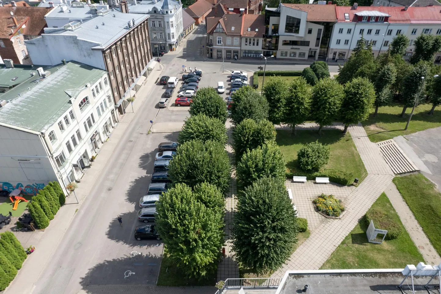 Linnavalitsus otsustas säilitada Tartu tänaval üheksa pärna, ent viis puud võetakse maha. 