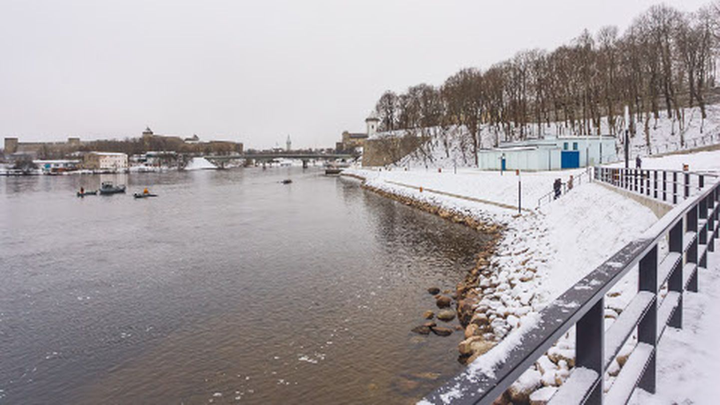 Narva promenaad kulgeb piki piirijõe kallast ligemale kilomeetri pikkusena  Victoria bastionist kui Joaoruni.