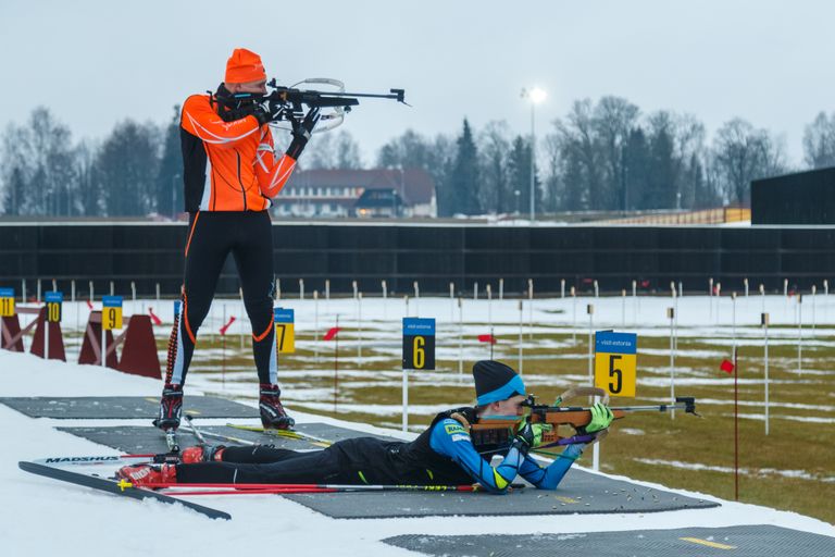Biathlonil lastakse kahes asendis, kõhuli ja seistes, viimane nõuab juba rohkem kogemusi. Esiplaanil noor sportlane Margus Pärn, kellele saab peagi pöialt hoida. Juunioride MM laskesuusatamises toimub Tehvandi staadionil juba 26.02 – 03.03