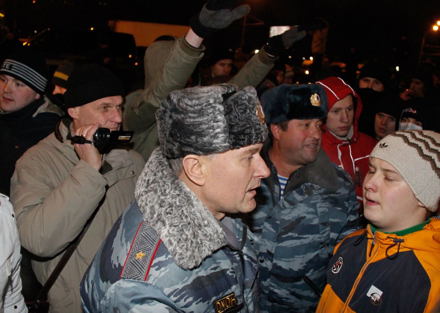 Vjatšeslav Haustov (keskel) Maneeži väljakul detsembris 2010 keset rahvarahutusi.