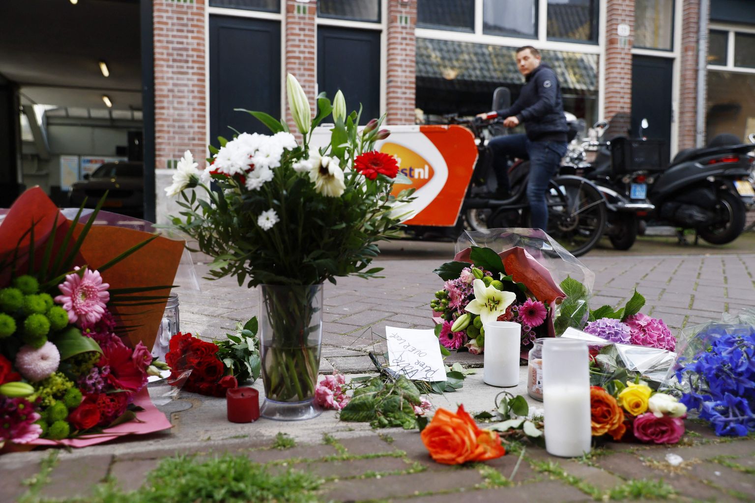 Ziedi nogalinātā žurnālista Pētera R. de Vrīsa piemiņai. Amsterdama, Nīderlande