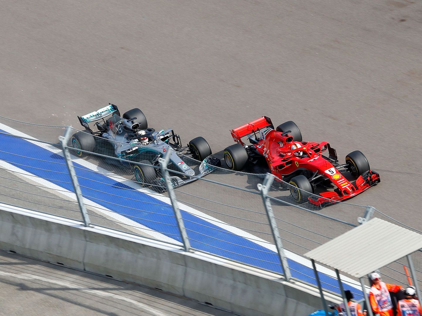 Sebastian Vetteli ja Lewis Hamiltoni duell Sotšis võinuks äärepealt saada väga kurva lõpu.