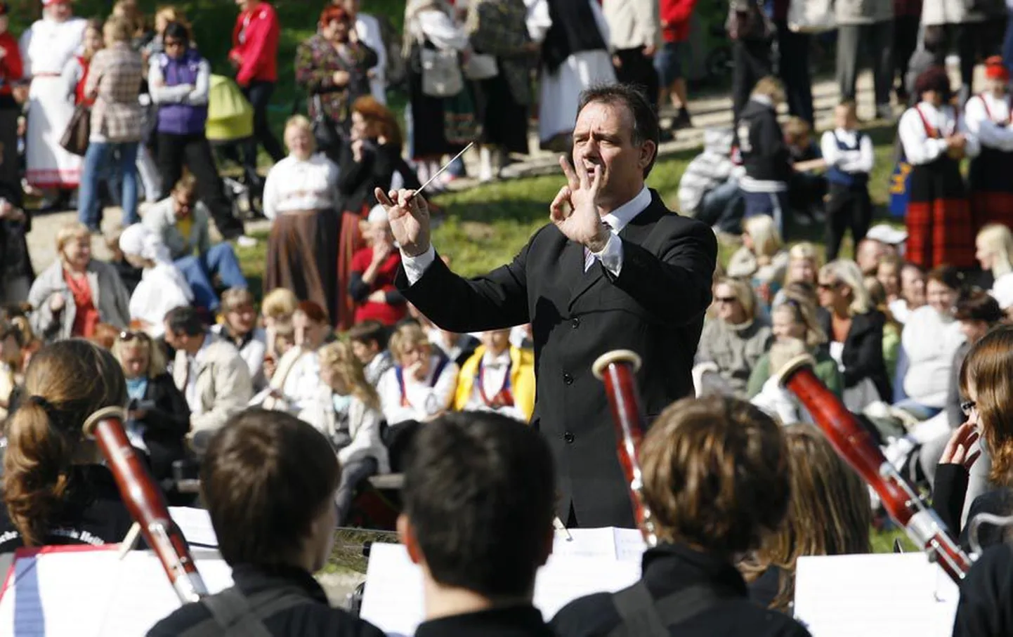 Taas Eesti parimaks tunnistatud Viljandi muusikakooli puhkpilliorkestrit dirigeerib Bert Langeler.