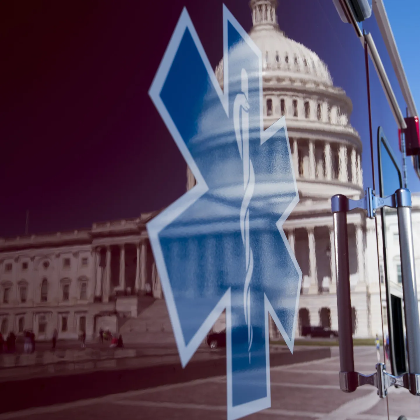 Kiirabiautolt peegelduv Capitol Hill USAs Washingtonis.
