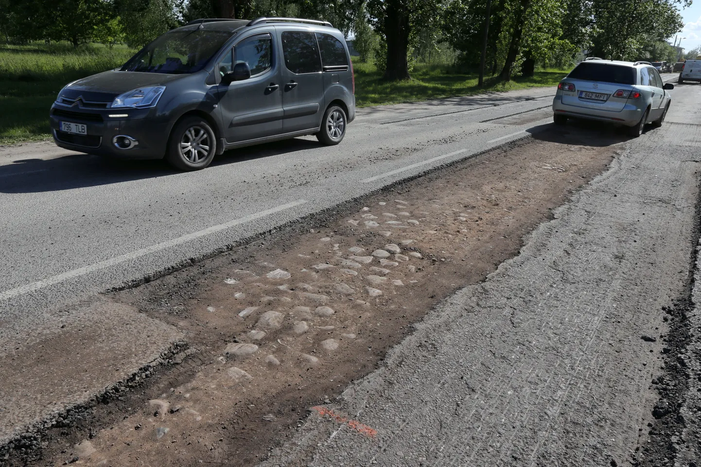 Viljandi maateel paljastus asfaldi freesimise järel ammune munakivisillutis.