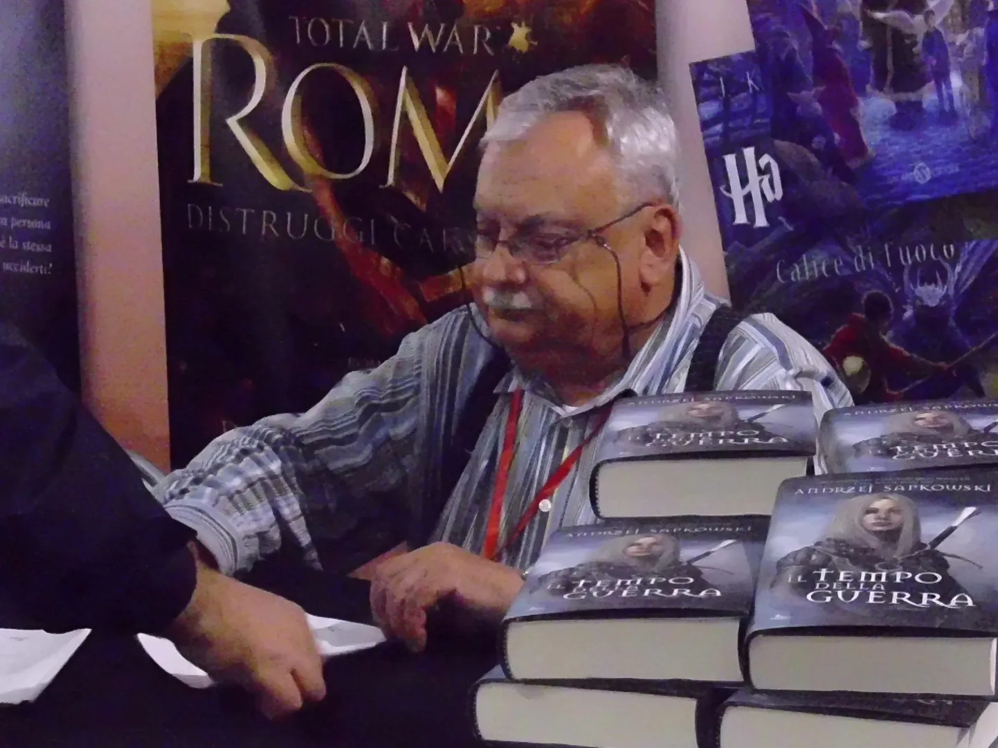 Andrzej Sapkowski annab Itaalias raamatusse autogrammi.