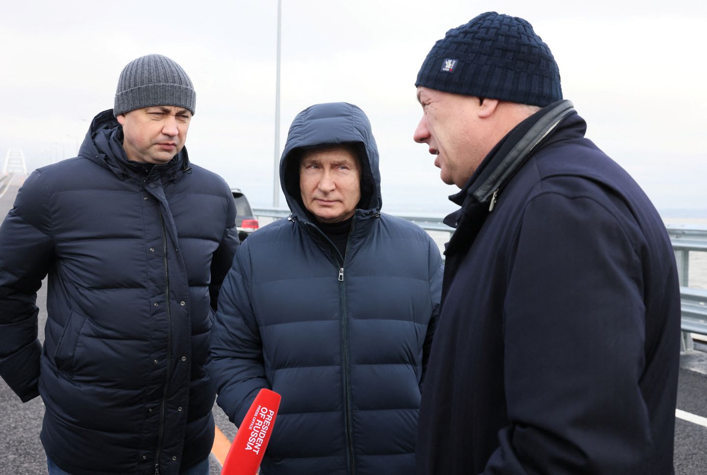Putins apmeklē sprādzienā cietušo Krimas tiltu 2022. gada 5. decembrī.