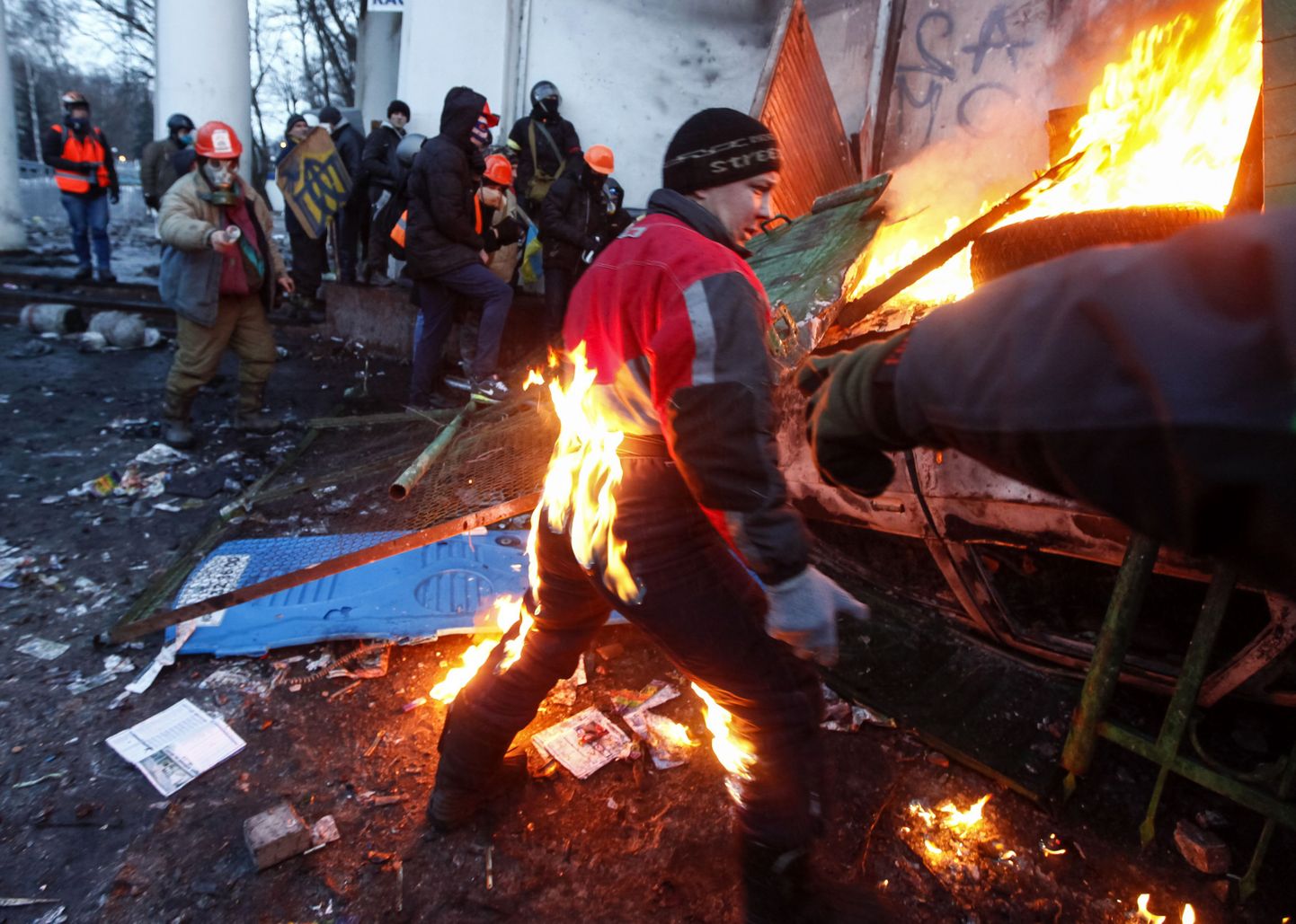 Põlema süttinud riietega Ukraina protestija eile Kiievi kesklinnas.