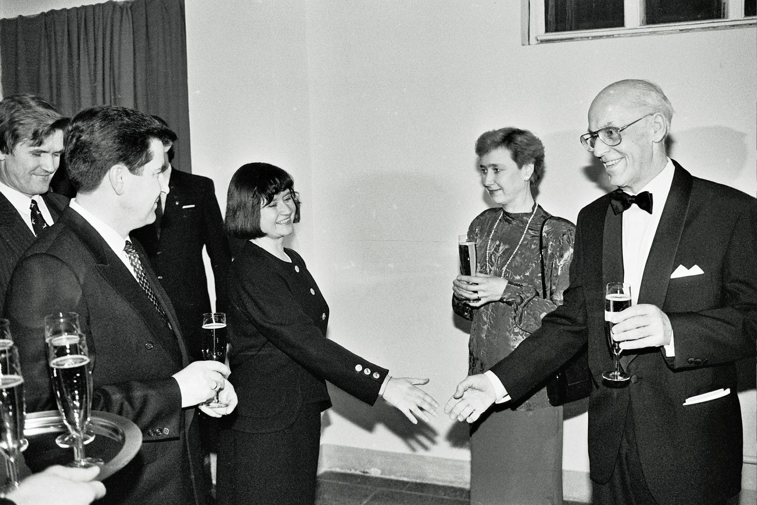 1993: smokingis president Lennart Meri abikaasa Helle Meriga tervitamas toonast Läti suursaadikut, tõlkijat ja kirjanikku Anna Źiguret.