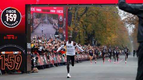 Элиуд Кипчоге стал первым человеком, пробежавшим марафон меньше чем за 2 часа
