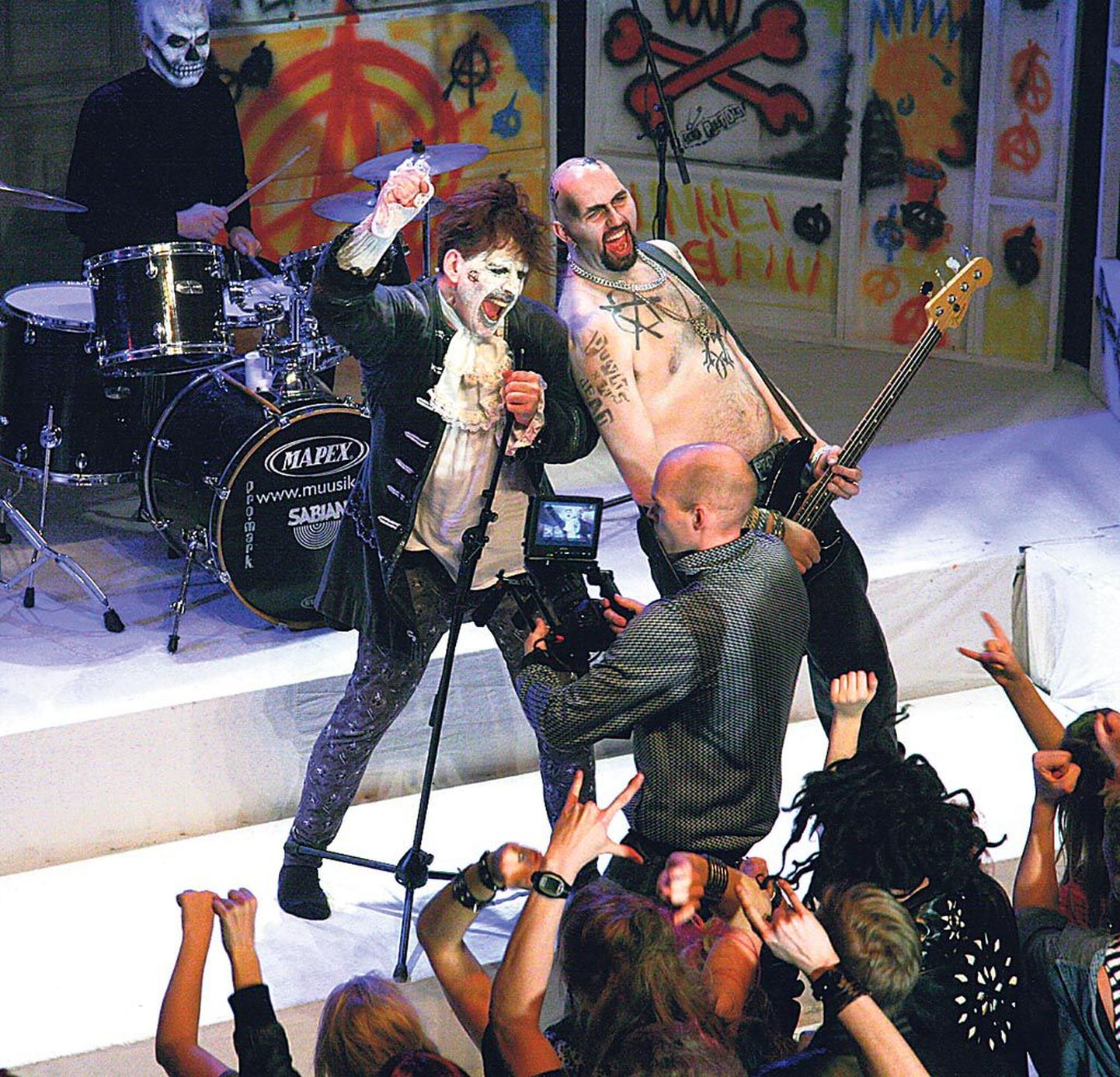 Eelmisel aastal filmitud muusikavideos “Punker” tegid Sütevaka Õpside Bändi liikmetele vägeva grimmi Endla teatri grimeerijad.
