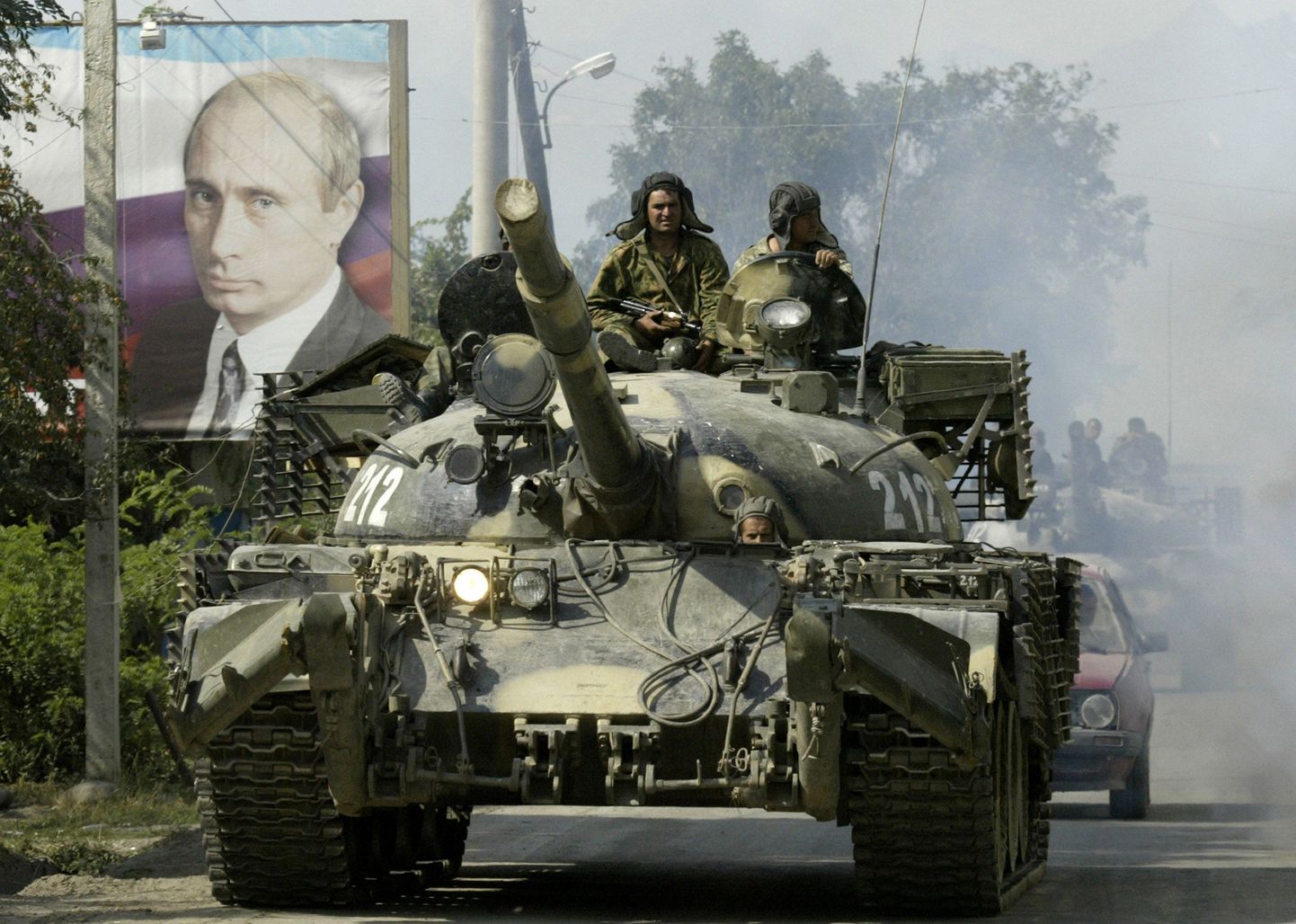 Vene sõdurid tankil.