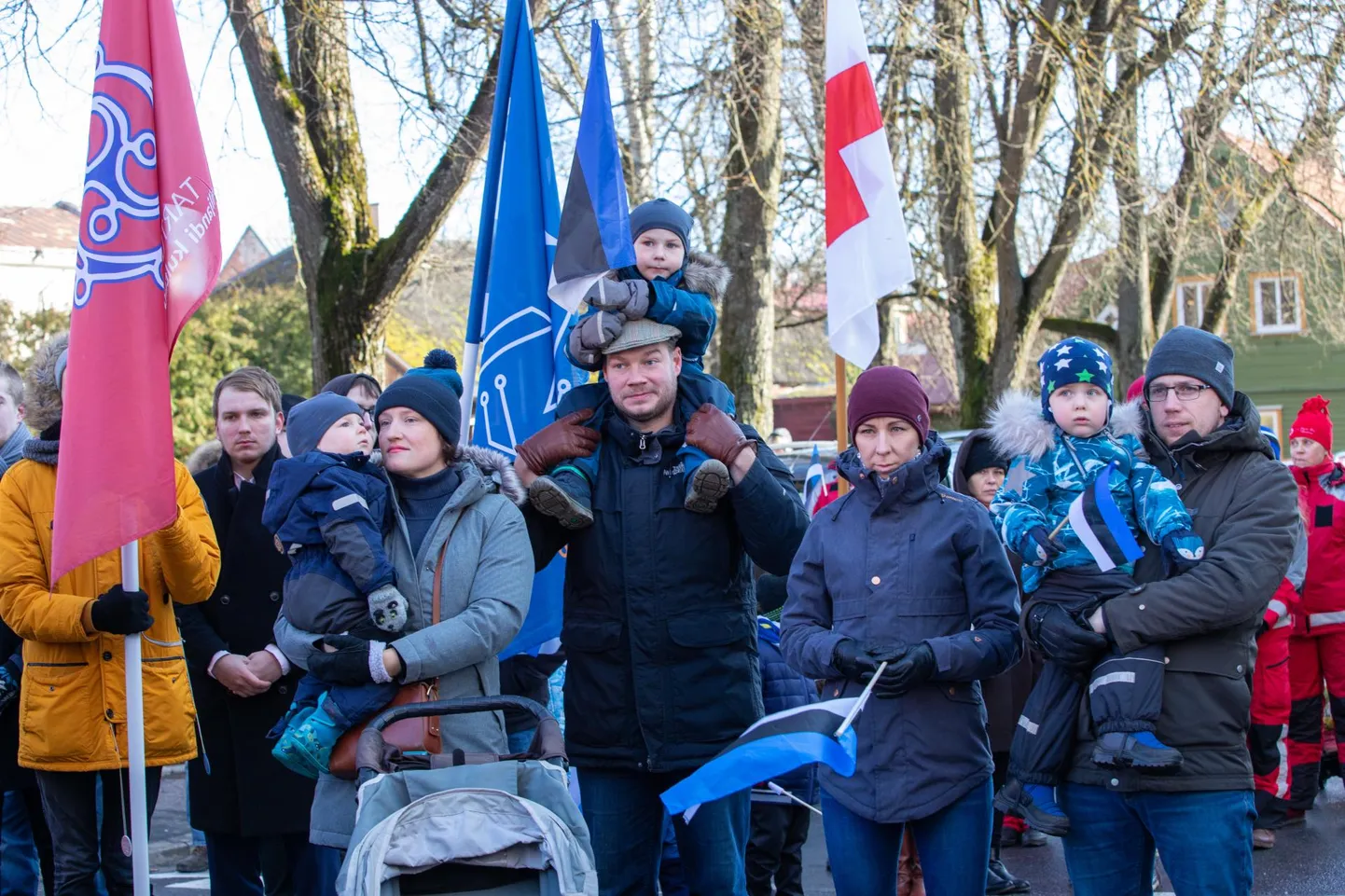 Eile hommikupoolikul kogunes Viljandi kohtumaja ette iseseisvusmanifesti kuulama mitusada inimest. Hiljem liikus rahvamass ühises rongkäigus lauluväljaku kõrvale kindral Laidoneri ratsamonumendi juurde.