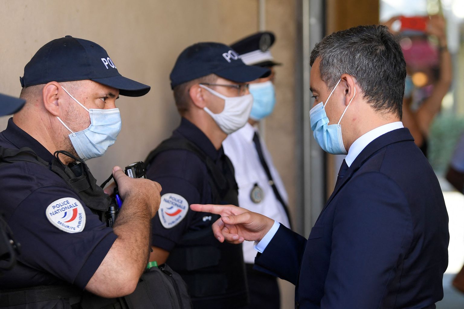 Prantsusmaa siseminister Gérald Darmanin vestleb esmaspäeval politseinikuga oma Lõuna-Prantsusmaa visiidil, mille eesmärgiks oli arendada uimastitevastast võitlust Prantsusmaal.