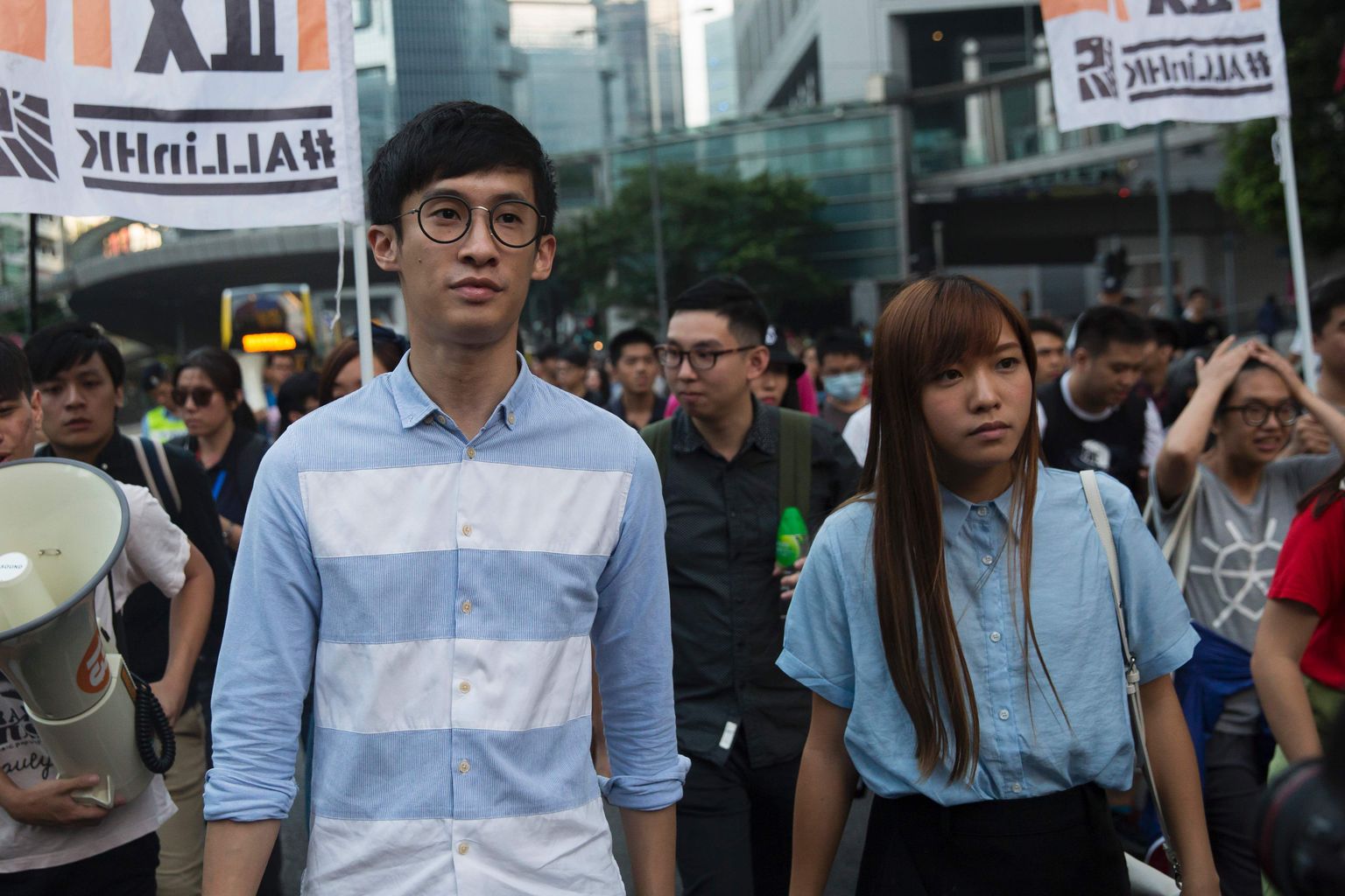 Noored radikaalid Sixtus Leung (vasakul) ja Yau Wai-Ching. Taamal neid toetavad meeleavaldajad.