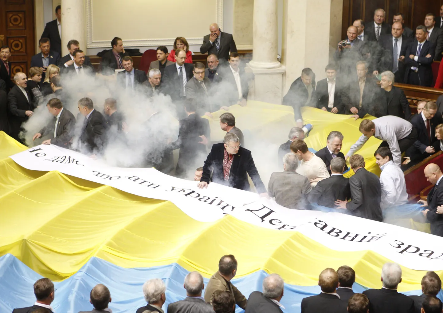 Lööming ja suitsupommid Ukraina ülemraadas.