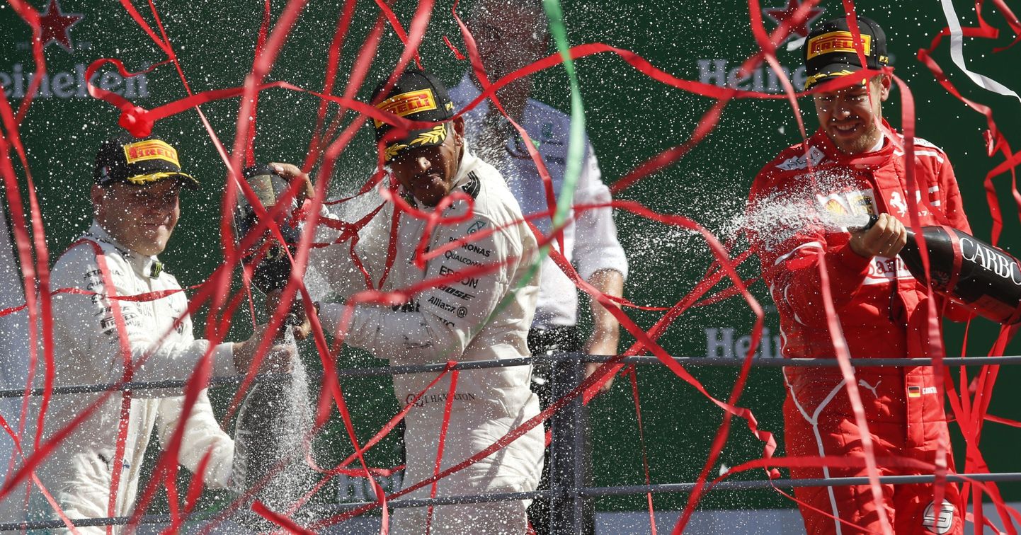 Lewis Hamilton vilistati Ferrari fännide poolt poodiumil välja.