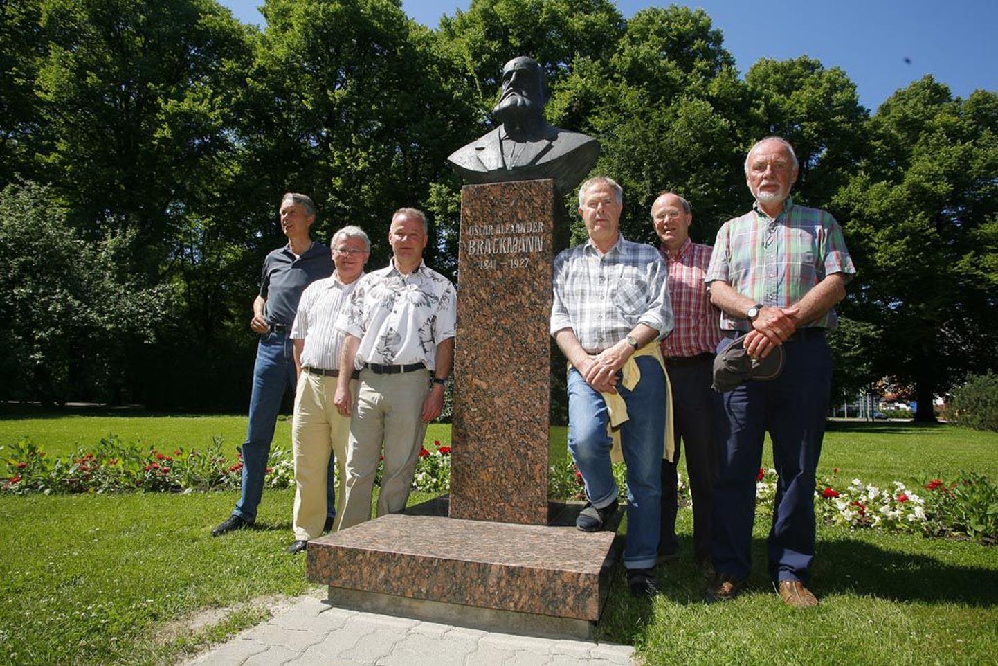 Pärnu linnapea Oscar Alexander Brackmanni büsti juures, mille autor on skulptor Mati Karmin, seisavad tema lapselapselapsed (vasakult) Rolf, Gerhard ja Alexander Brackmann, Hilger Hautmann, Arno Brackmann ja Klaus Seelenbrandt.