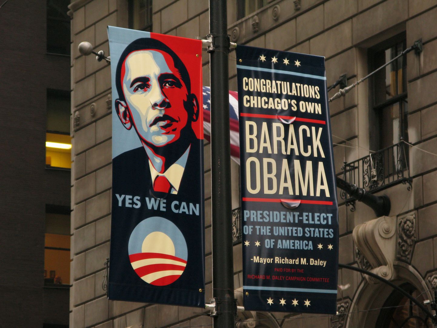 Barack Obama võitu Ühendriikide presidendivalimistel ülistav plakat Chicagos.