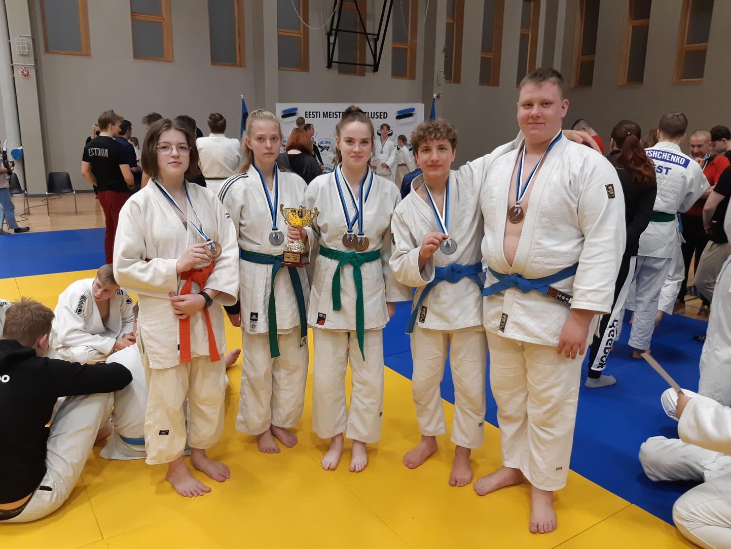 Eesti meistrivõistlustel judos medali teeninud noorsportlased.