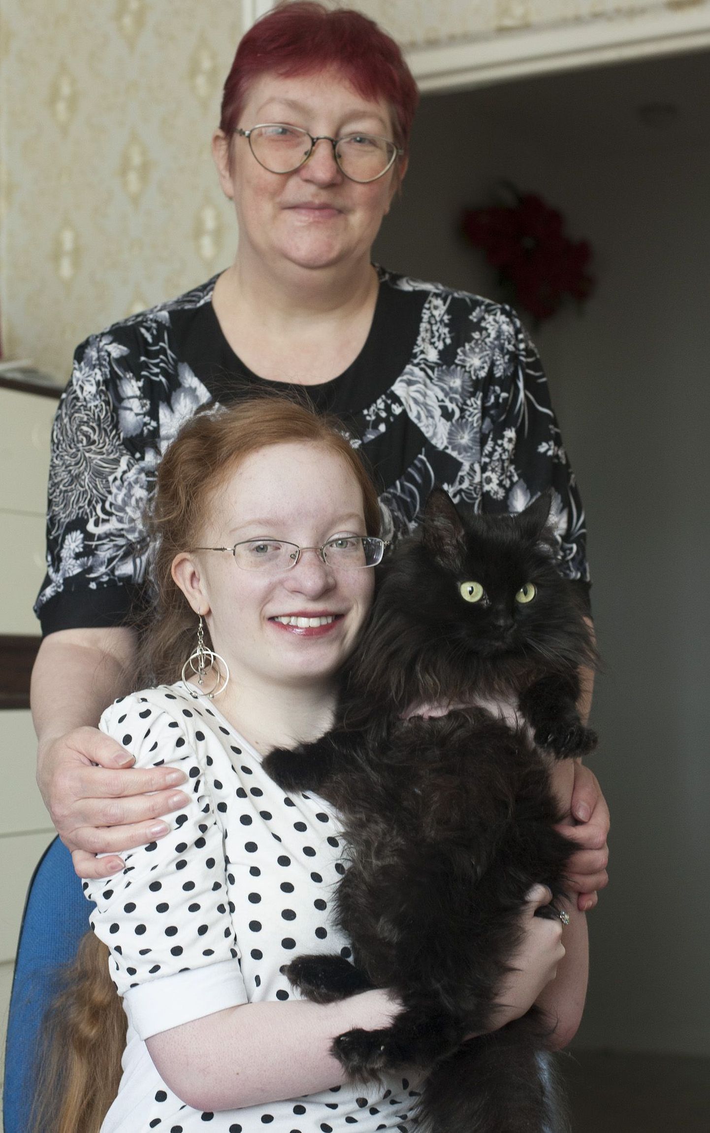 Алена с мамой и кошкой Фросей.