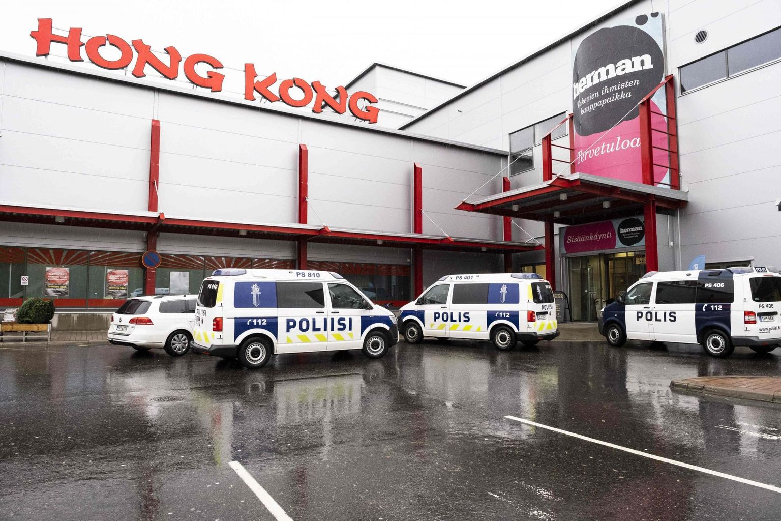 Politseiautod Kuopio Hermanni kaubanduskeskuse juures. Rünnak toimus hoone teisel korrusel Savo kutsekooli ruumides. 