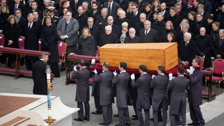 Тело Бенедикта XVI в кипарисовом гробу.